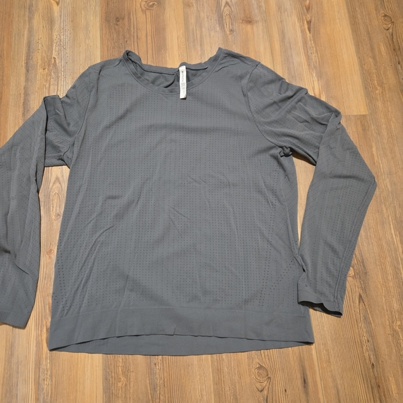 Athleta Gray Long Sleeve Performance Work Out Tee - Picture 2 of 6